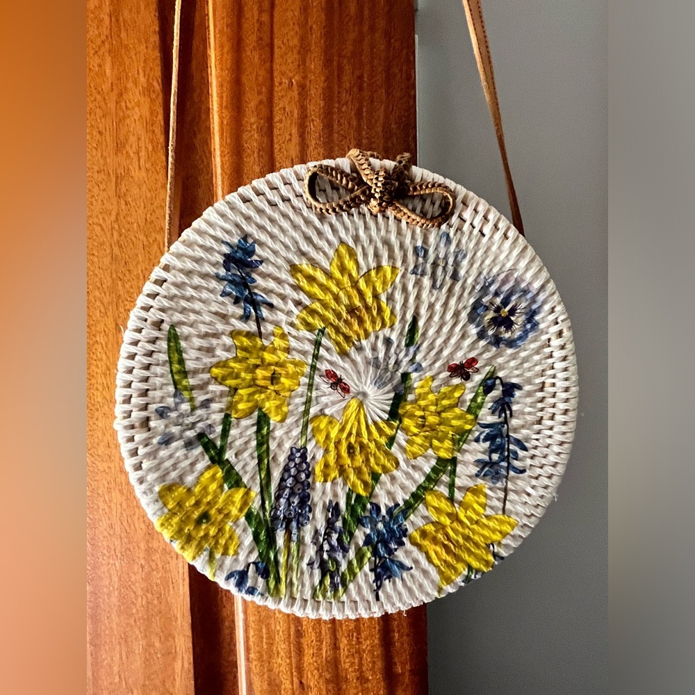 NWOT White Rattan Round Crossbody Bag with flowers application